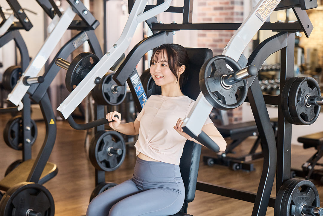トレーニングマシンを使用してトレーニングをしている女性の画像
